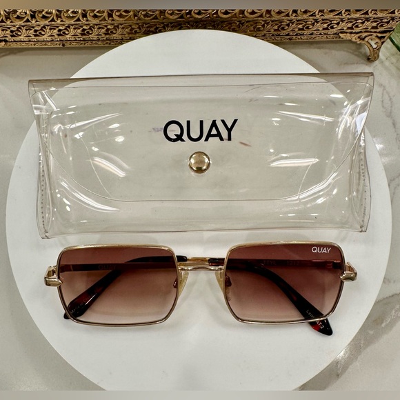 Quay - TTYL - Sleek Gold-Toned Square Sunglasses & Soft Snap-Close Case - VGUC - Picture 15 of 17